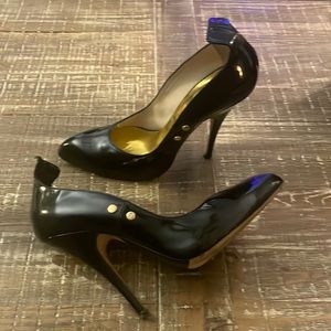 Sexy black patent Courtney Crawford pumps.